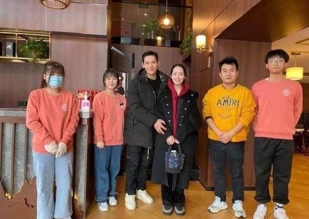 层次 郭碧婷一家用餐被偶遇,素颜穿着朴素似路人,发际线秃一块显沧桑