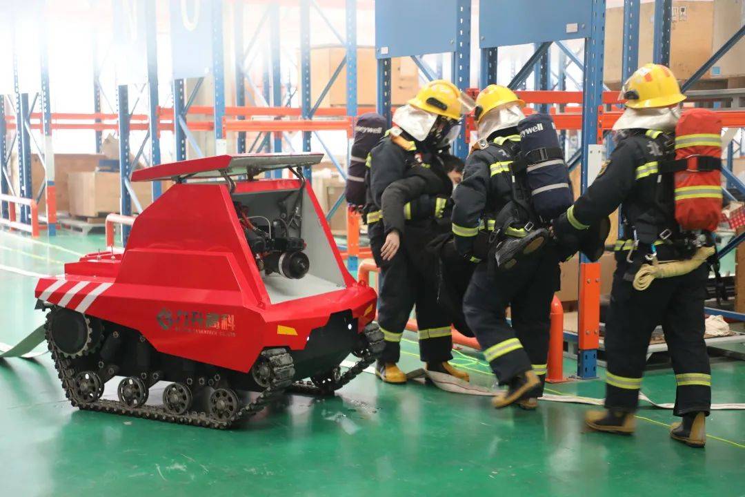 接到报警后,消防员迅速运载千度耐高温消防机器人赶往火场作战.