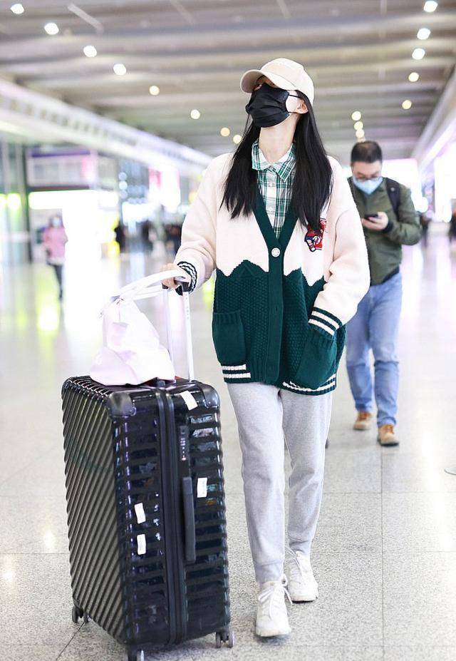 牛仔 二月春装不用愁,备上“针织开衫”,搭配这3种裤子,显瘦又靓丽