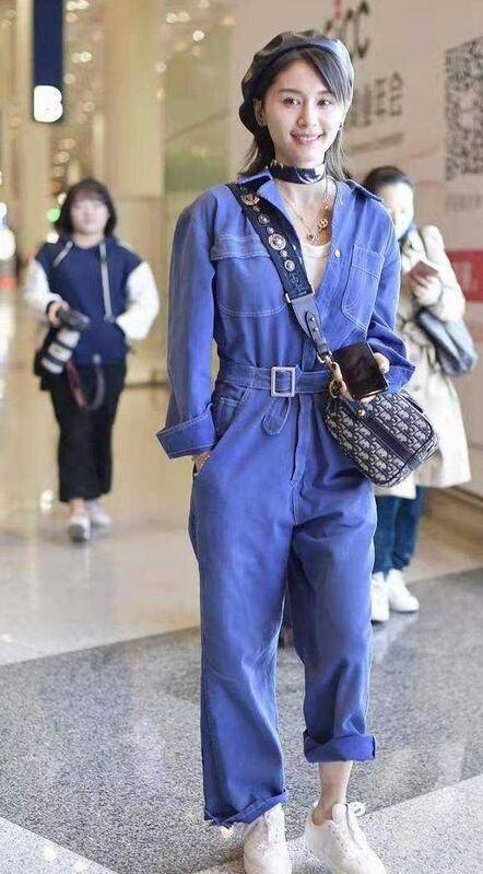 牛仔 王子文气质绝了!穿牛仔连体裤配大妈丝巾,看似雷人却意外高级