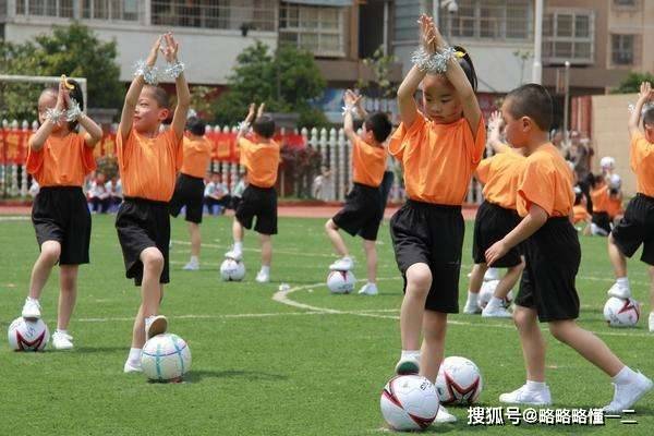 1|足球进幼儿园是没错，但搞特色就有点过了！没教练没场地怎么破？