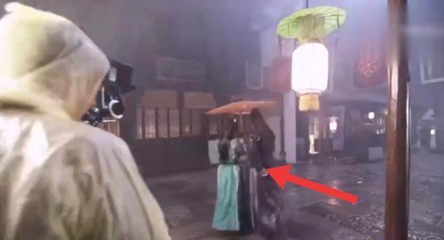 因为|任嘉伦与谭松韵同框,礼貌距离先抢镜,细节里展露已婚男士的素养