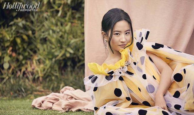 质感 刘亦菲与《花木兰》导演登上《好莱坞报道》封面，妆容老气像大妈