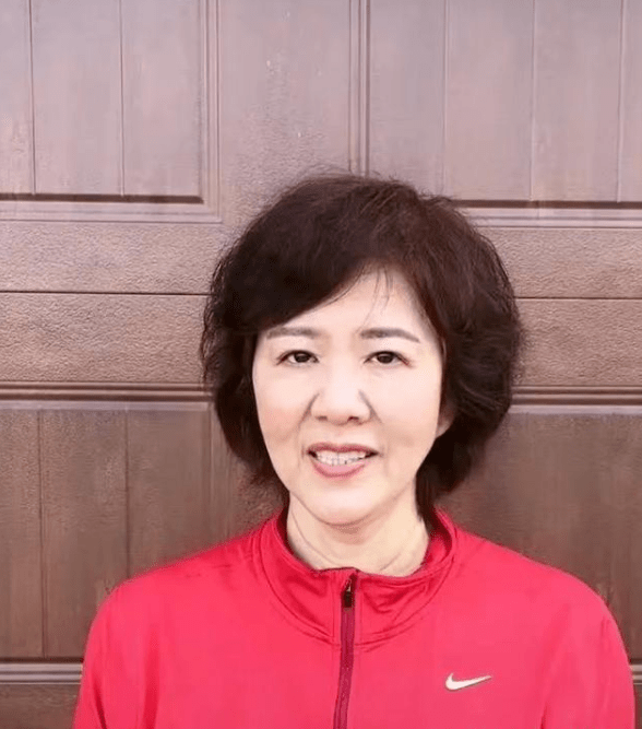 在美国豪宅下厨有老公相伴,郎平换新发型 化妆,越活越年轻