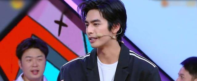 因为|任嘉伦与谭松韵同框，礼貌距离先抢镜，细节里展露已婚男士的素养