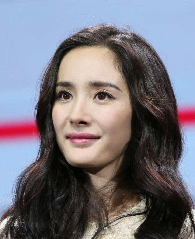 明星:唐嫣杨幂脑门光秃,王一博鞠婧祎离不开阴影粉_发型_额头