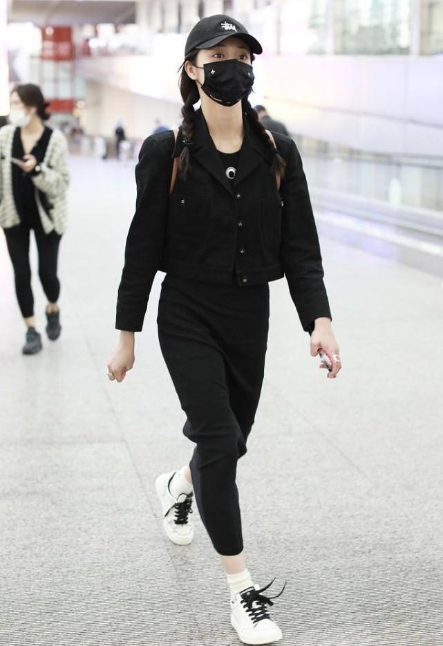 发型周洁琼的时尚感真超前，双马尾发型搭配伤痕妆，还挺会凹造型的