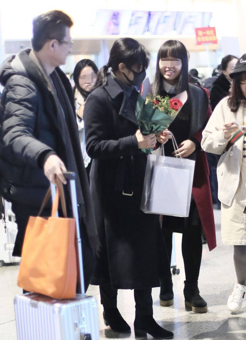 大衣 51岁周涛走机场太“长脸”,穿黑色大衣优雅知性,简装难掩好气质