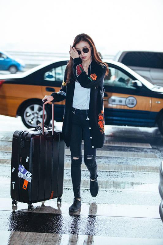 效果 倪妮这腿是真细，把牛仔裤穿出打底裤的效果，遮严实了却还是很美