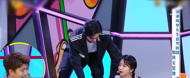 因为|任嘉伦与谭松韵同框，礼貌距离先抢镜，细节里展露已婚男士的素养