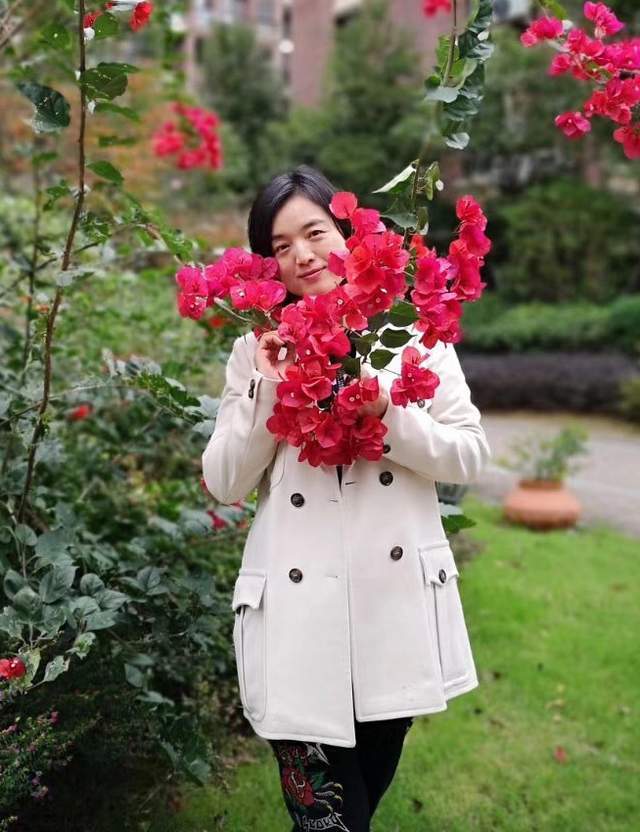 无数年轻漂亮的女艺人如雨后春笋冒了出来,年纪已大,没有知名度的白雪