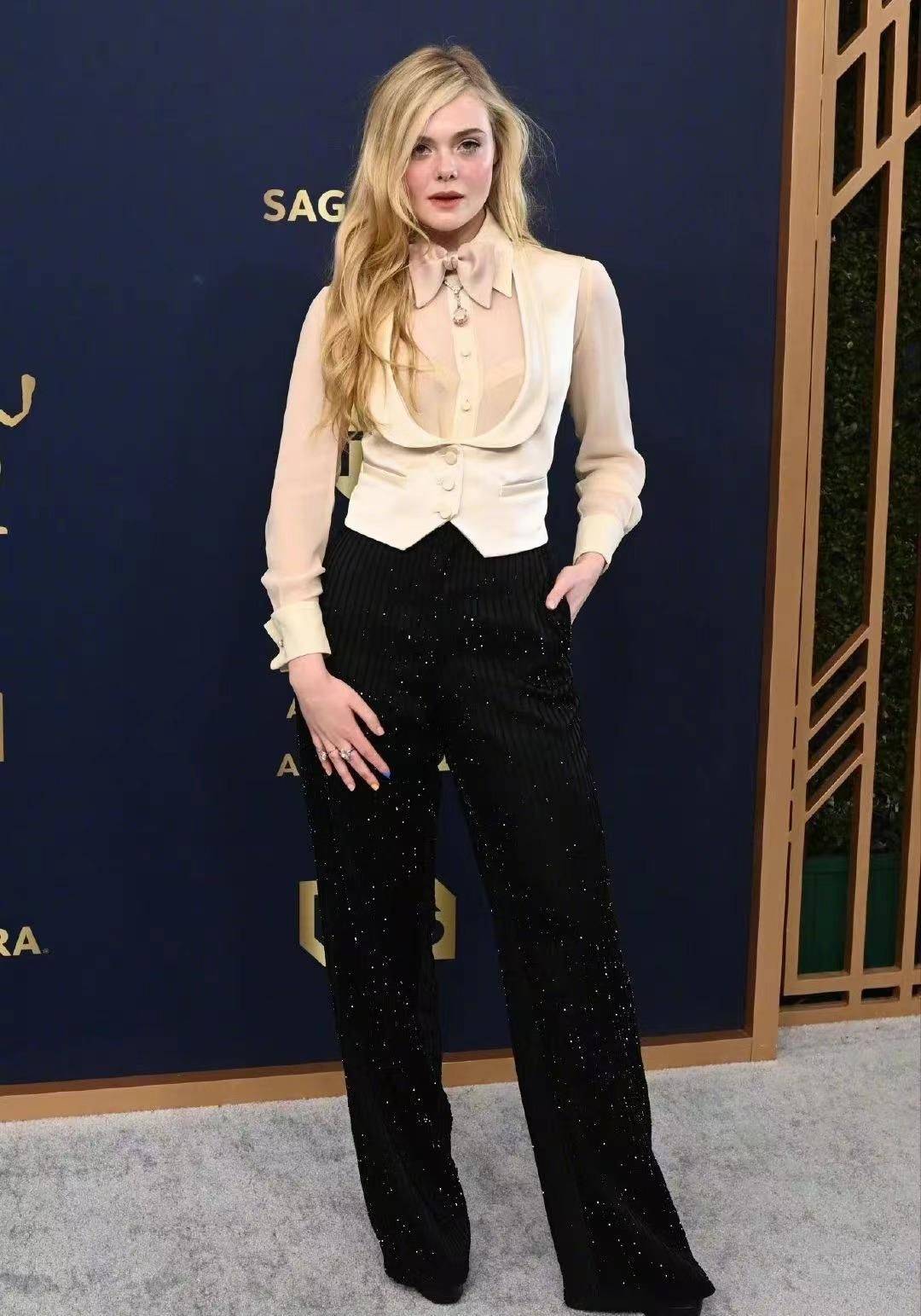 长裙Selena瘦身成功，鱿鱼游戏剧组惊艳亮相，却也被大魔王夺去风头