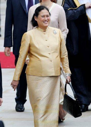 拉隆 66岁诗琳通终于爱上打扮！穿藏青色半裙成风景线，久不亮相变瘦了