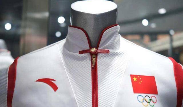 安踏设计的"冠军龙服",包括安踏的"吨位级"举重鞋,举重服腰部支撑系统