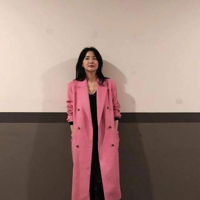 曲线 大长今李英爱黑色长裙现身,让人惊呼,这一点都不像四十九岁