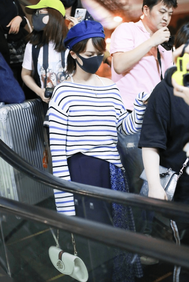 服装 杨紫日常穿的服装好普通，看着和路人没什么区别，真是太低调了