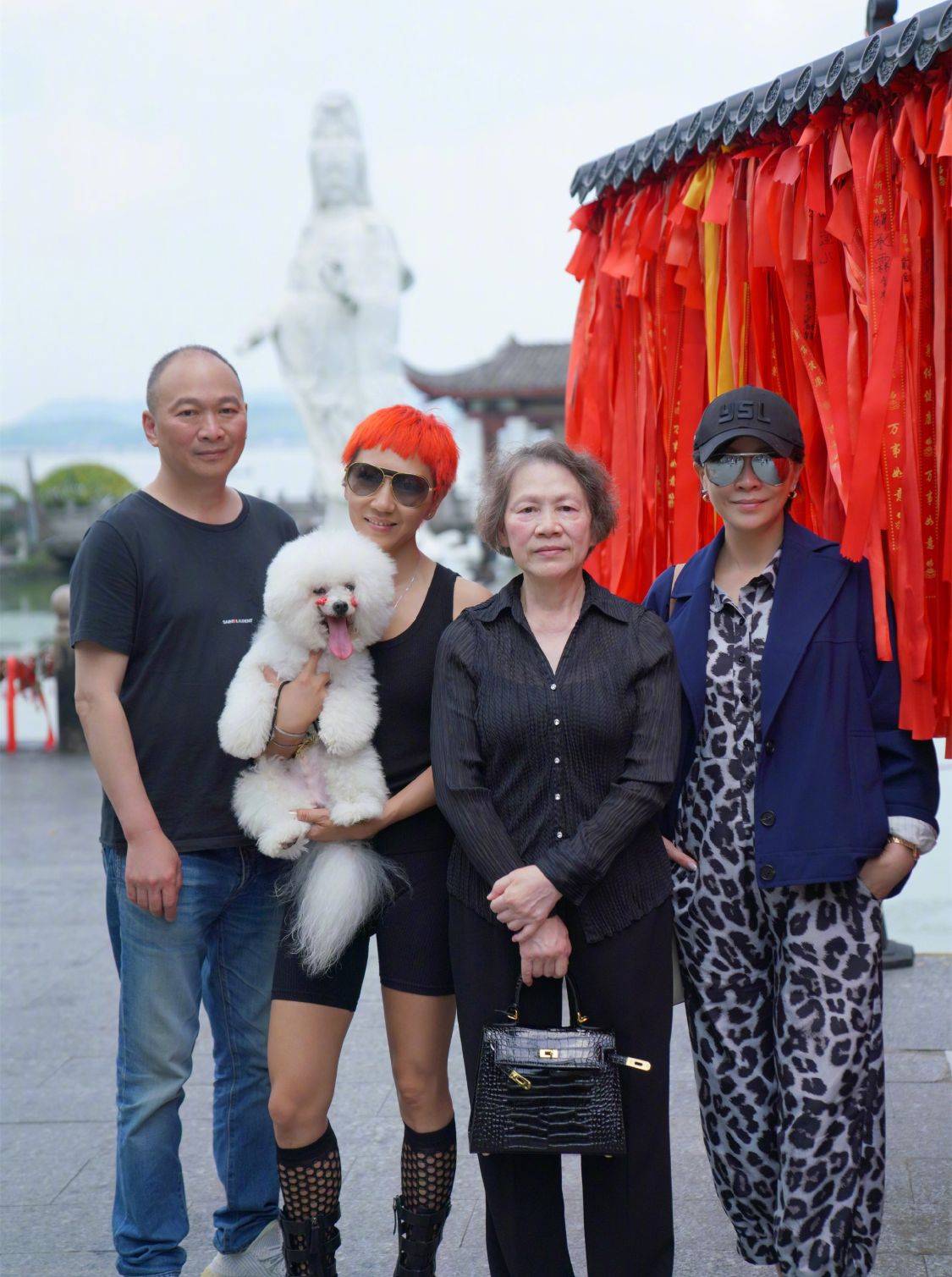 皮肤刘嘉玲真实的素颜，皮肤黑又有皱纹，但气质比很多人都高贵优雅！