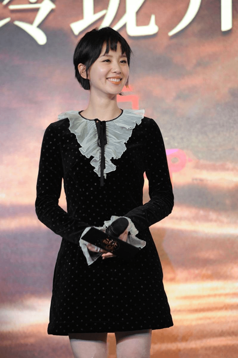 黑色 刘诗诗浓妆艳抹的样子还挺耐看的，一身高端气质黑，看着好更高挑