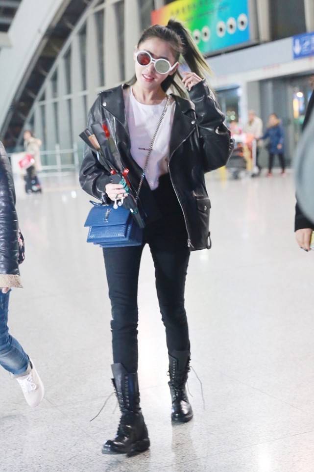 马尾 张天爱的长相很适合穿皮衣,一身黑色造型配高马尾,看着真飒爽