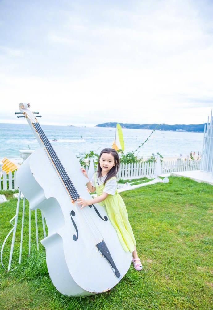 漂亮|董璇晒与女儿美人鱼照,手牵手游泳超有爱,小酒窝水中翻转360度