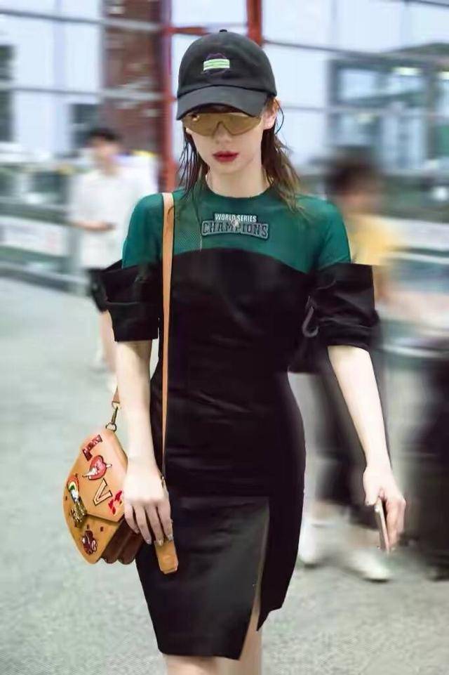 好身材 戚薇好身材任性!穿件“男人背心”就敢走机场,好皮肤太让人羡慕