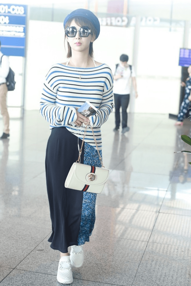 服装 杨紫日常穿的服装好普通，看着和路人没什么区别，真是太低调了