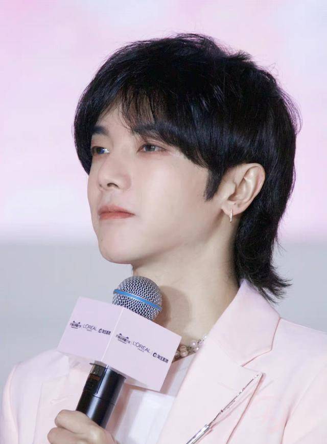 官宣|华晨宇牵着女孩子手回家,疑似新恋情曝光,不同粉丝反应不同