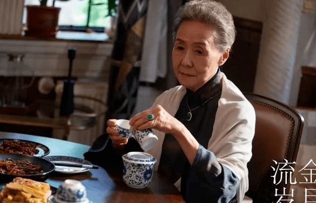 萧蔷滤镜美颜、老年扮嫩，这5位大龄女星太假，水桶腰、皱纹遮掩不住