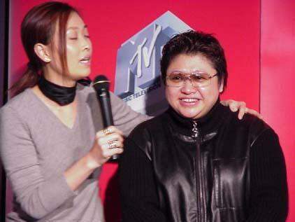 韩红的母亲雍西早年丧夫后再婚现在最担心女儿的婚事