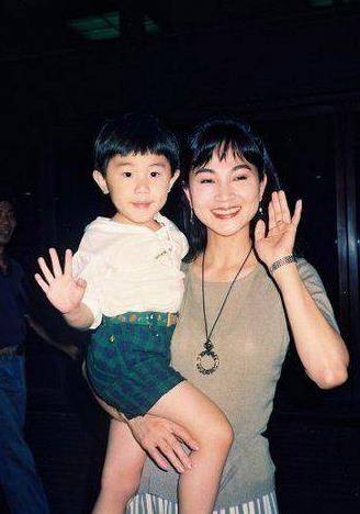 凤飞飞嫁大丈夫也幸福36岁做妈妈独子继承40亿遗产销声匿迹