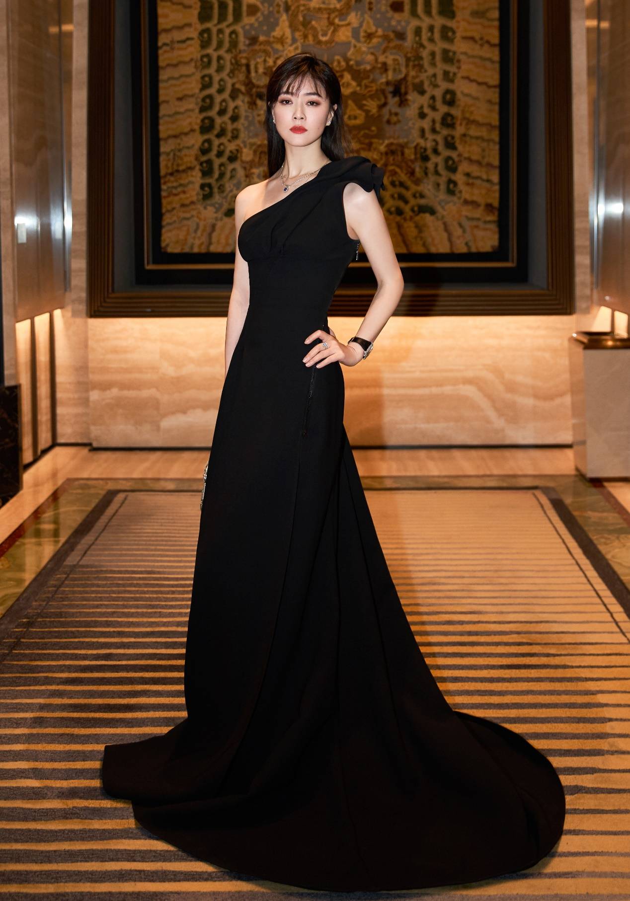 大腿 被田海蓉的好身材圈粉了，穿斜肩礼裙拉链开到大腿上，太显凹凸感