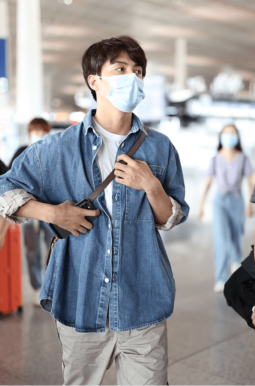 服装 35岁的马天宇少年感十足,穿牛仔外套像邻家大哥哥,真是冻龄男神