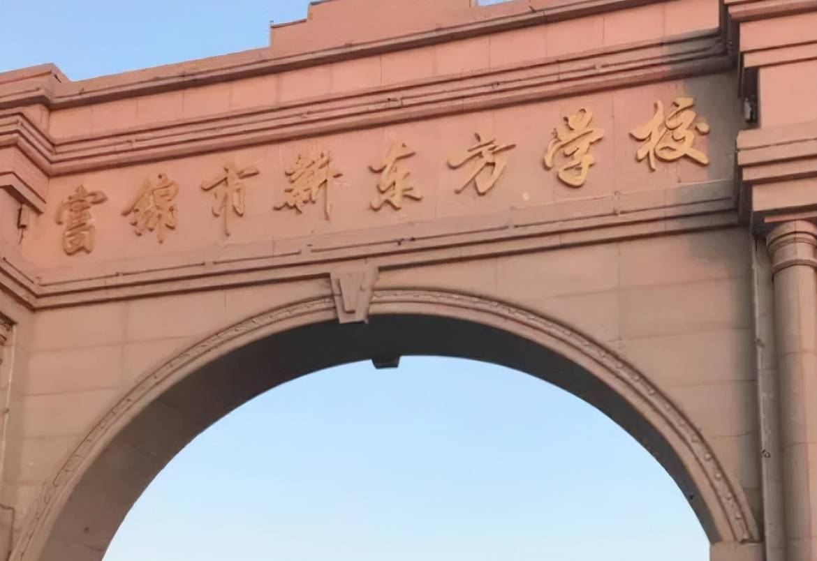 具体内容是家长们的语音,听语气是真的怒了,指责学校规定不合理,要将