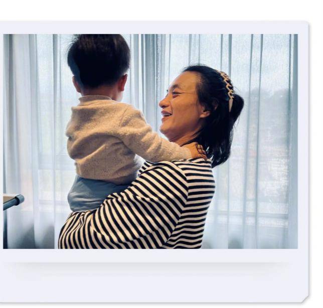 设计 朱丹晒母女旧照合影，小小丹正脸像极了周一围，一岁弟弟也像爸爸