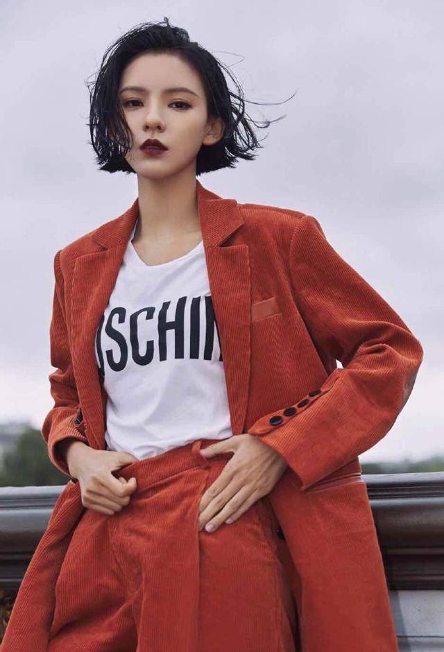 设计 张予曦牵手母亲亮相，穿风衣扎丸子头清纯甜美，气质却输给了妈妈