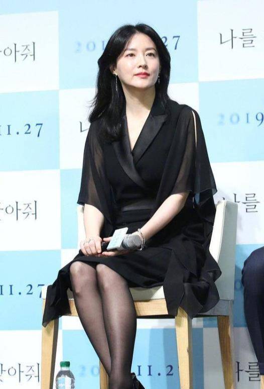 曲线 大长今李英爱黑色长裙现身,让人惊呼,这一点都不像四十九岁