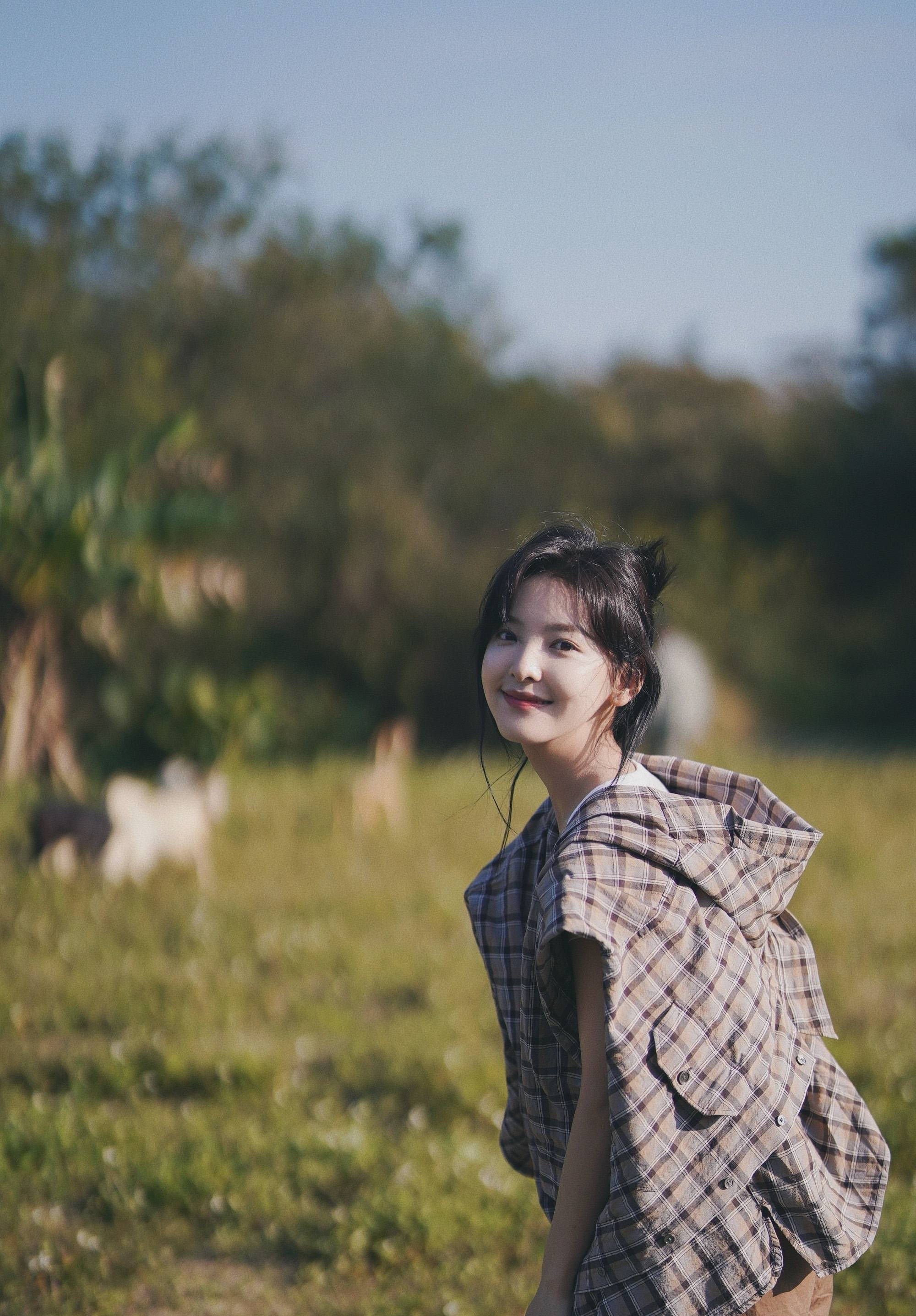 章若楠分享森系活力写真 眼神灵动纯净少女感满满