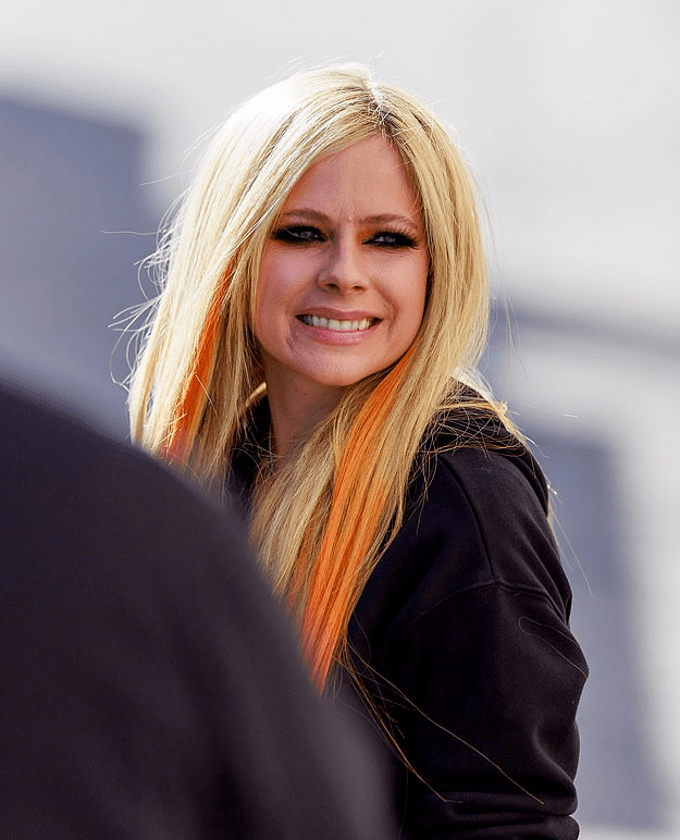 原创37岁艾薇儿出街橘色挑染发型太吸睛脸部僵硬看起来老了不少