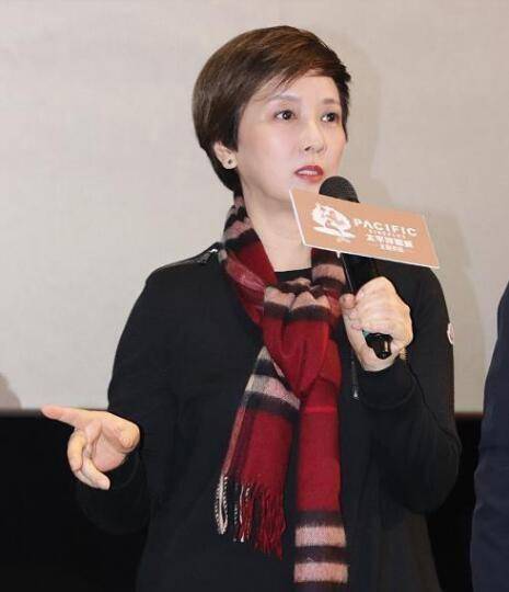 黑衣 邓婕入秋穿搭真有品位，黑衣配白裙气质优雅，流苏围巾更添高级感