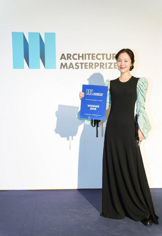 黑色 36岁江一燕真有勇气！领建筑大师奖撞衫31岁刘雯，美得不相上下