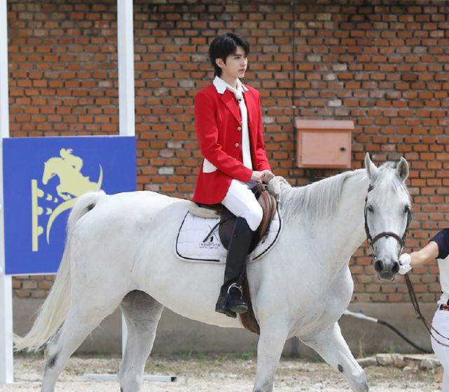 男明星的骑马照,孟鹤堂喜感,千玺有质感,看到蔡徐坤:白马王子