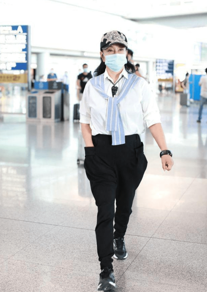 皱纹 刘晓庆机场无修图流出！眼角皱纹明显老态，但穿衣是真的时髦！