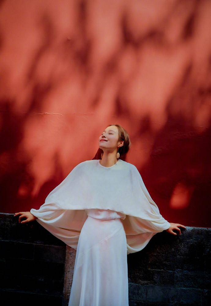 黑色 36岁江一燕真有勇气！领建筑大师奖撞衫31岁刘雯，美得不相上下