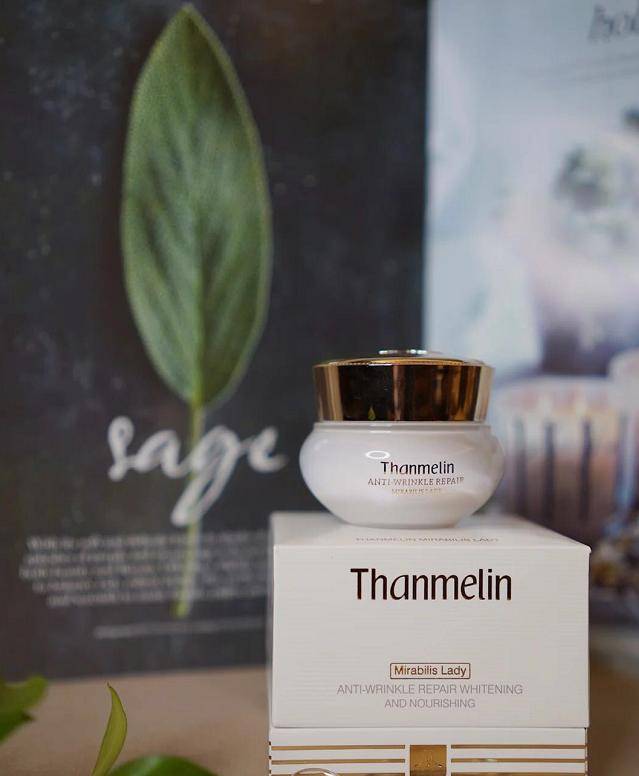 女神伊能静才是行走种草机,52岁皮肤白嫩没斑,护肤真的有“诀窍”