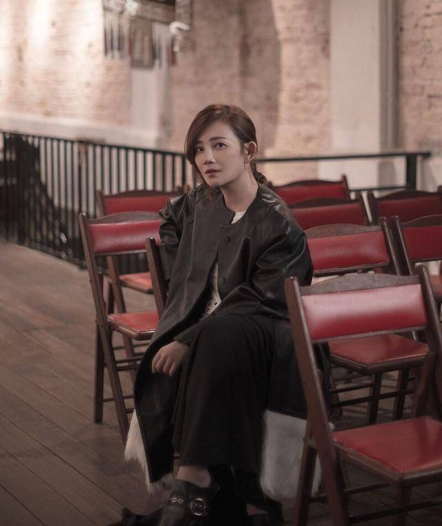 身材 41岁梁静茹离婚后献唱，上衣袖子只穿一边好时尚，看到鞋子真服了