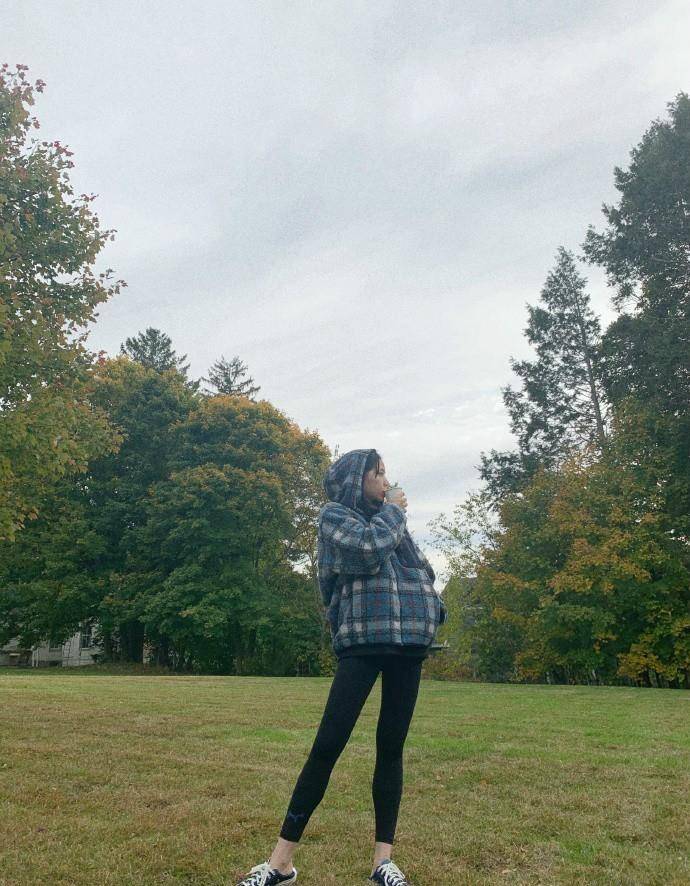 卫衣 欧阳娜娜亲妹晒照，才15岁还不善化妆，但家传一双大长腿穿衣贼美