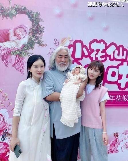 全家 张纪中女儿满月像拍戏，全家穿古装真养眼，小31岁娇妻穿白裙超美