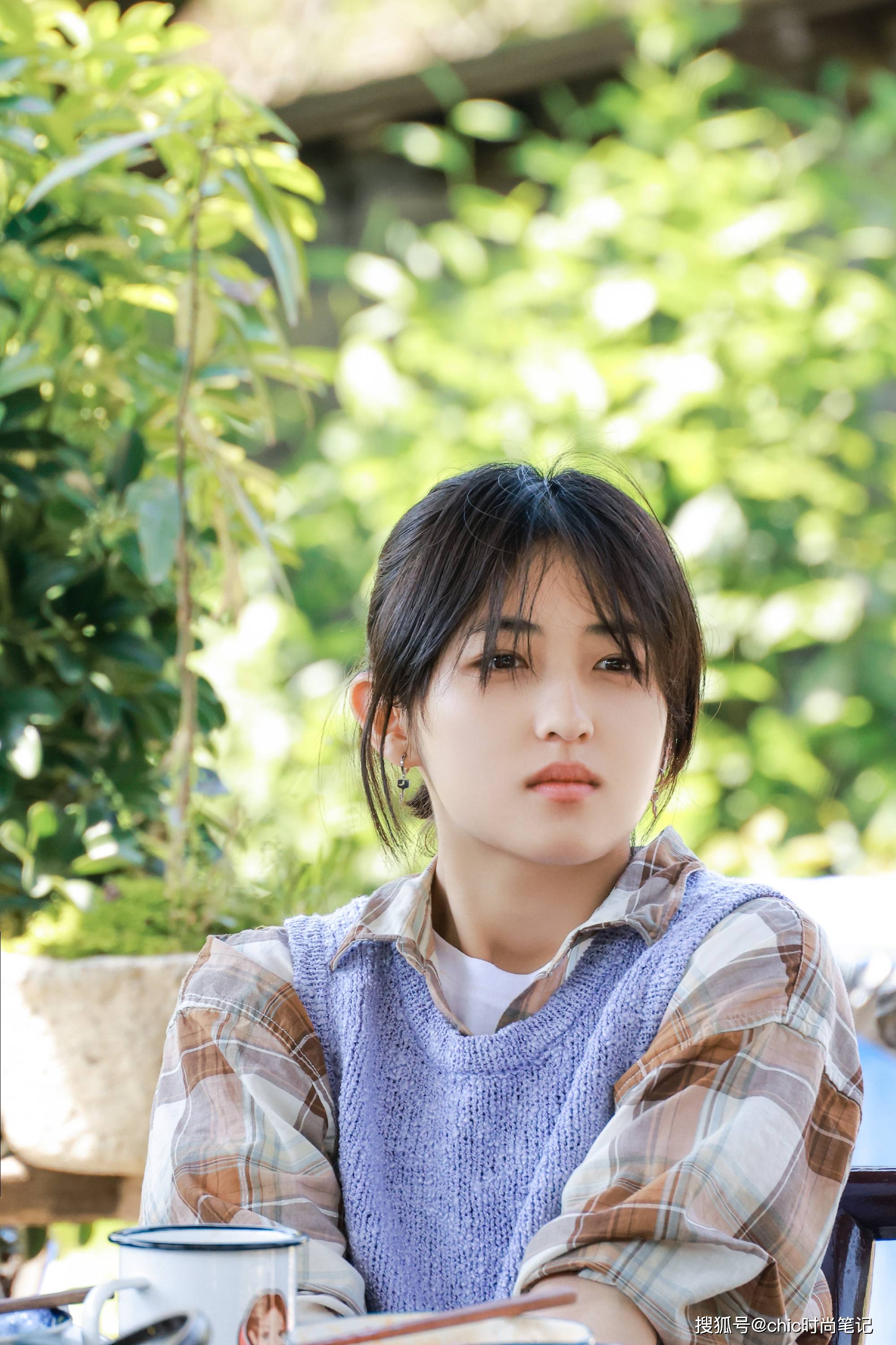 百变穿搭女孩张子枫因绯闻恋情脱粉却凭一身普拉达回温