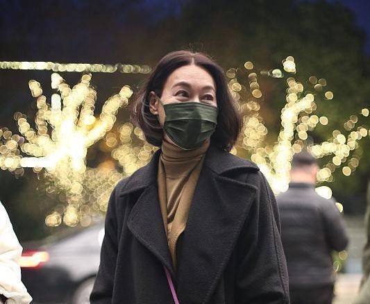 样式 中年人想要显年轻，选对包包更重要，惠英红身上的就超可爱的