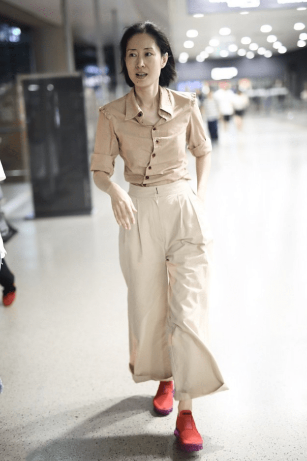 岁数 刘敏涛的身材管理真到位,这么大岁数还有小蛮腰,穿搭随性好显瘦